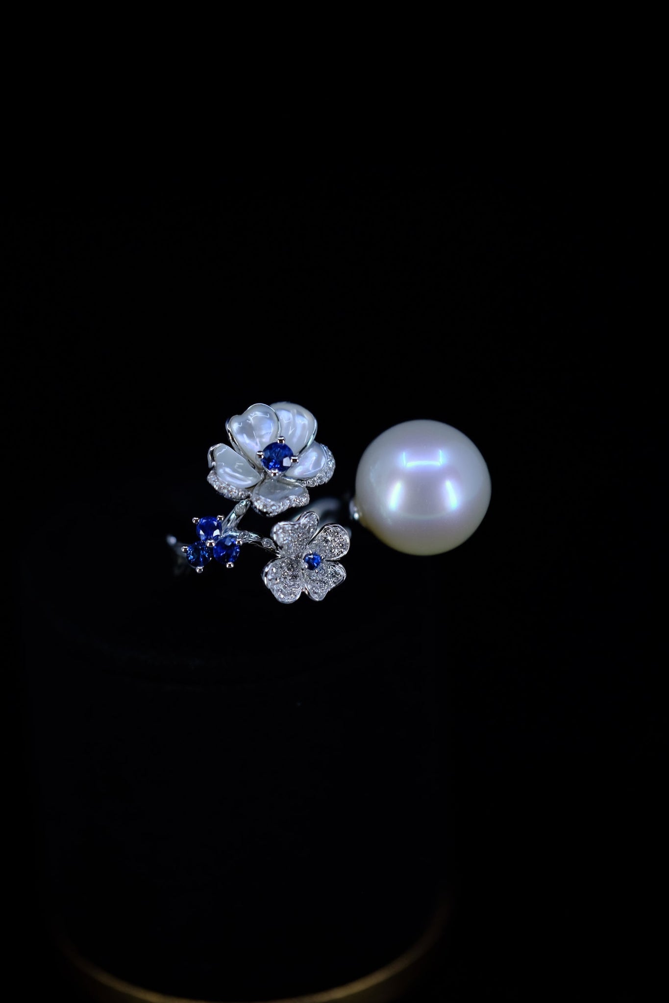 Nuits D'été | White South Sea Pearl & Diamond & Sapphire & Mother of Pearl Ring in 18K White Gold