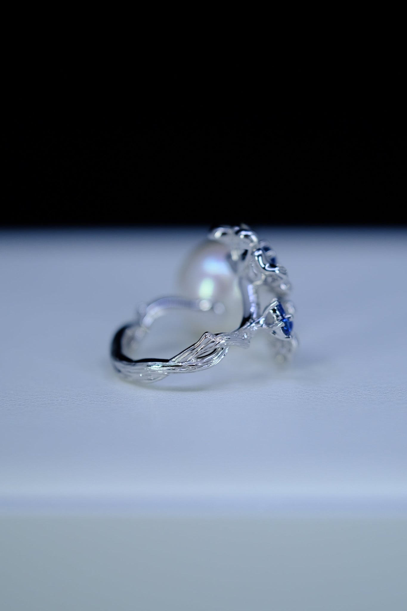 Nuits D'été | White South Sea Pearl & Diamond & Sapphire & Mother of Pearl Ring in 18K White Gold